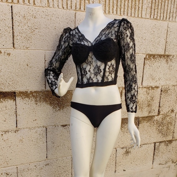 Frederick
Long
Sleeve
Lace
Crop
Top - Picture 3 of 4